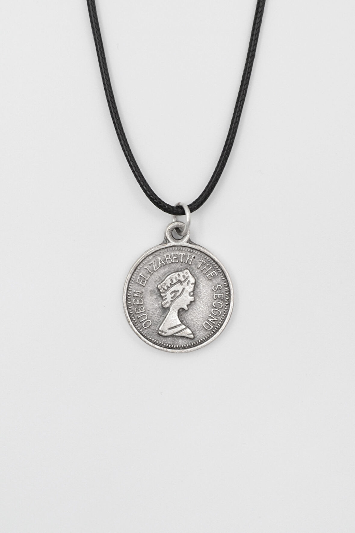 Kraliçe Elizabeth II (Genç Portre) Siyah Deri İp Kolye - Antik Gümüş Kaplama - Kadın Erkek - 60 cm