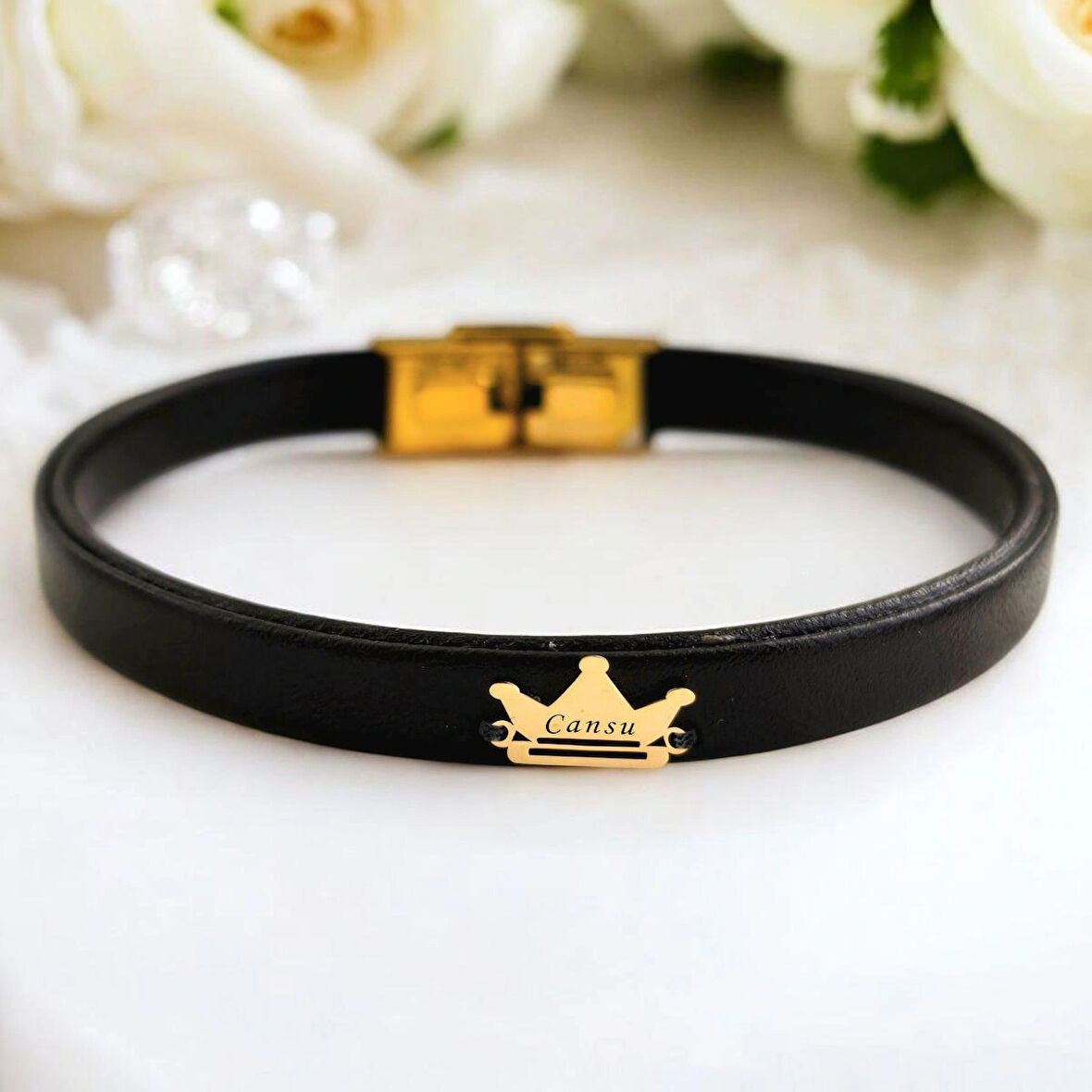 Cansu İsmine Özel Hakiki Siyah Derili Taç Motifli 14 Ayar Altın Plakalı Hediye Bileklik-503isim