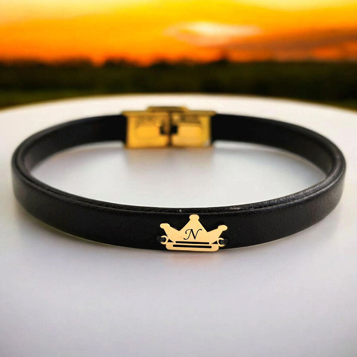 N Harfine Özel Taç Motifli 14 Ayar Altın Plakalı Hakiki Siyah Derili Hediye Bileklik-503harf