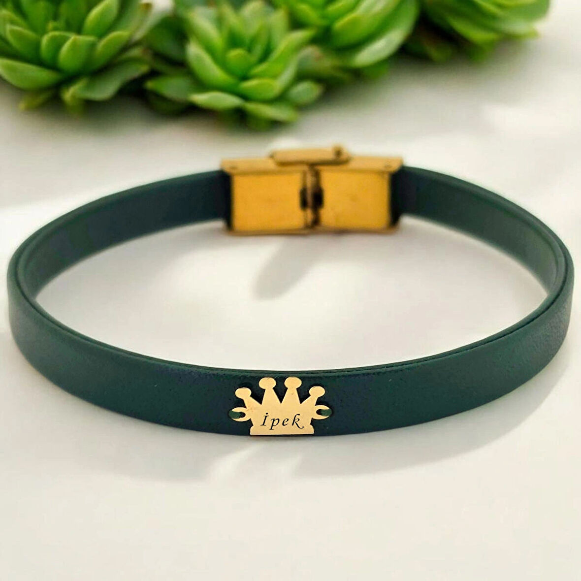 İpek İsmine Özel Taç Motifli 14 Ayar Altın Plakalı Doğal Koyu Yeşil Derili Hediye Bileklik-504isim