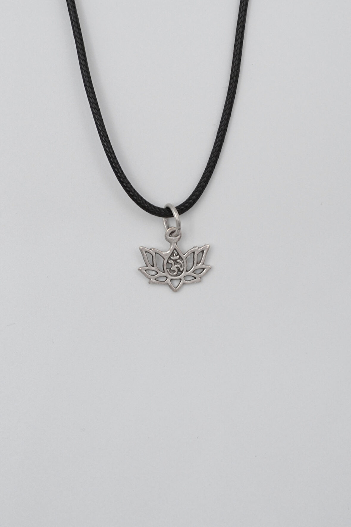 Minimal Om Sembollü Lotus Çiçeği Siyah Deri İp Kolye - Antik Gümüş Kaplama - Kadın Erkek - 60 cm