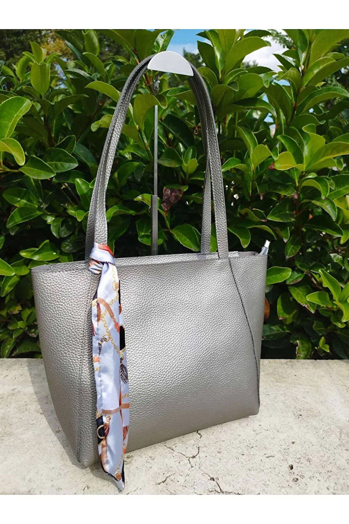 Büyük Boy Fular Detaylı Kadın Omuz Çantası