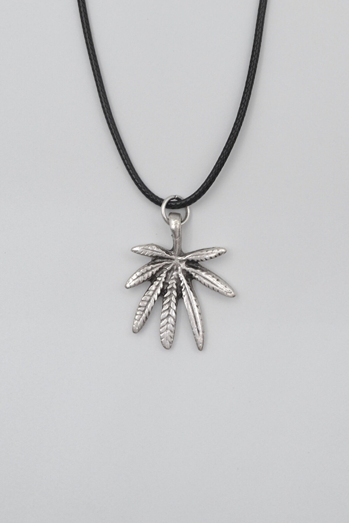 Marihuana - Kenevir Yaprak Siyah Deri İp Kolye - Antik Gümüş Kaplama - Kadın Erkek - 60 cm