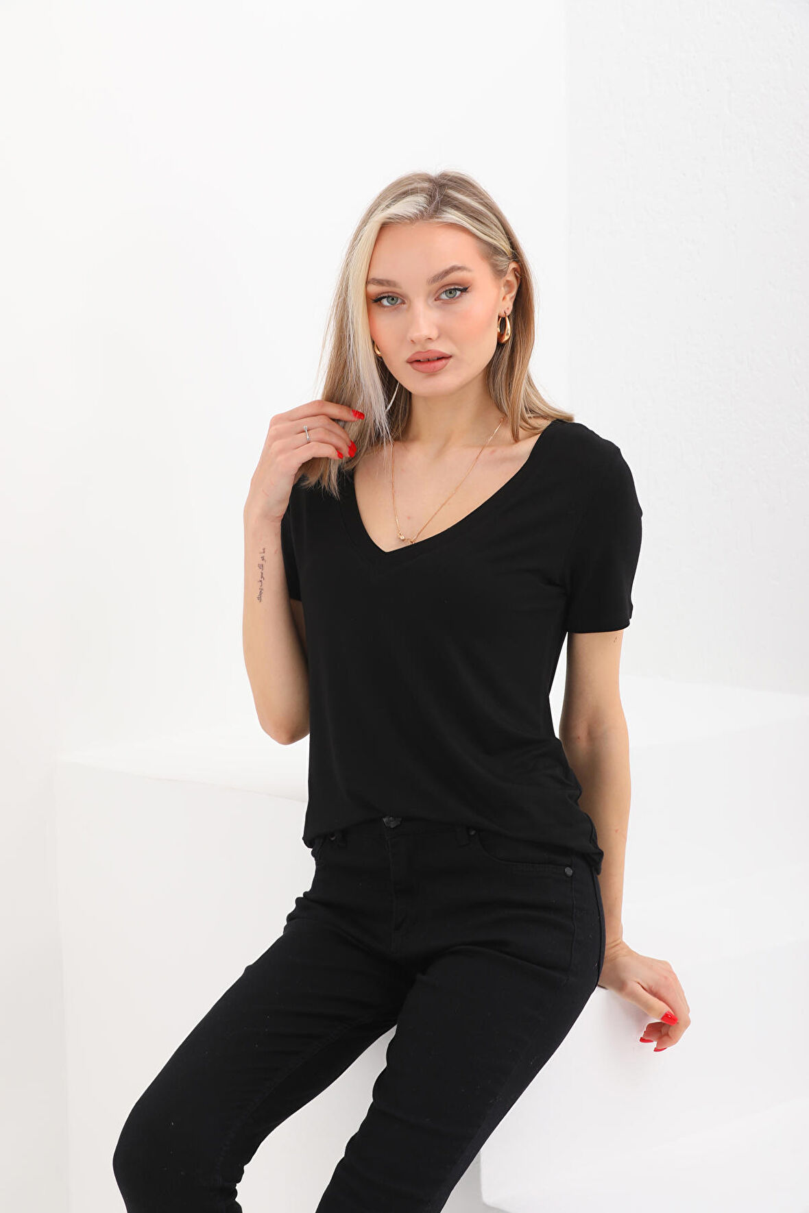 Viskon Dökümlü V Yaka Tişört-Siyah