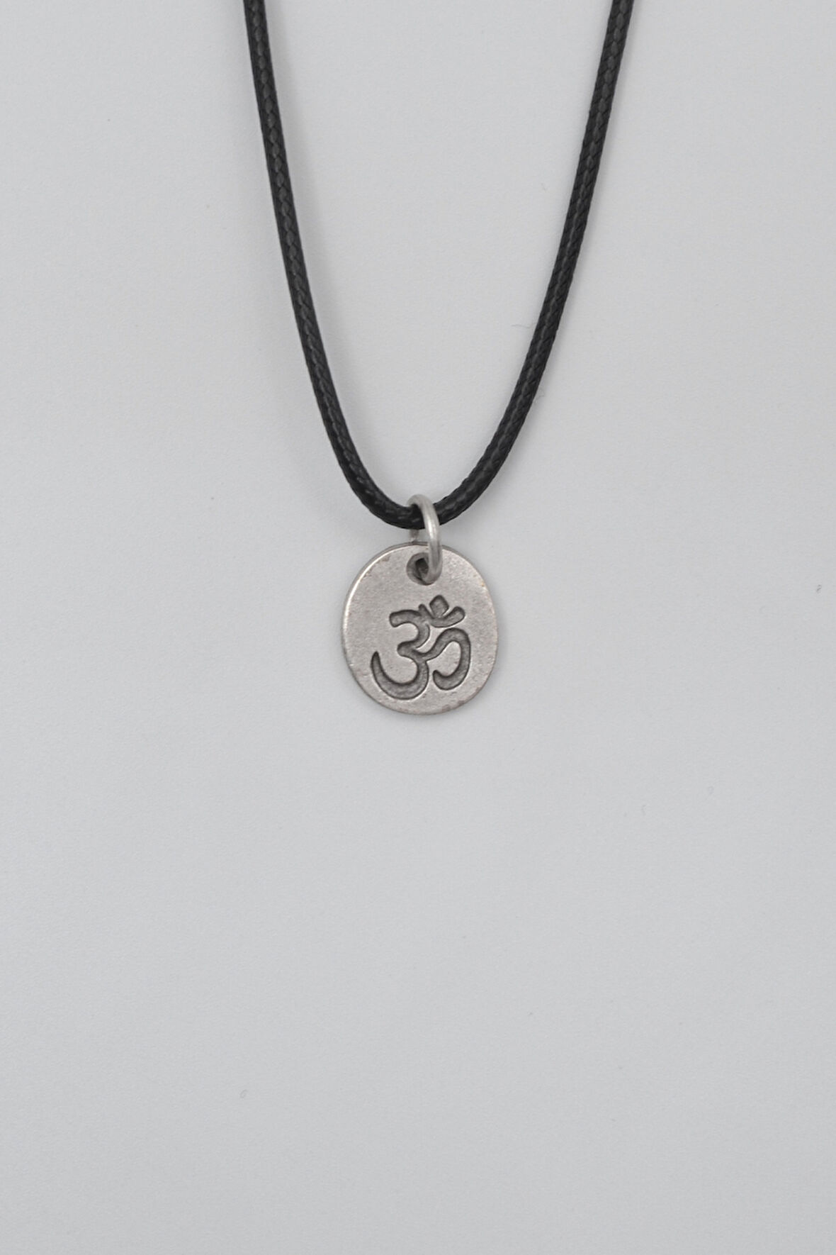 Om Aum Sembolü Siyah Deri İp Kolye - Antik Gümüş Kaplama - Kadın Erkek - 60 cm