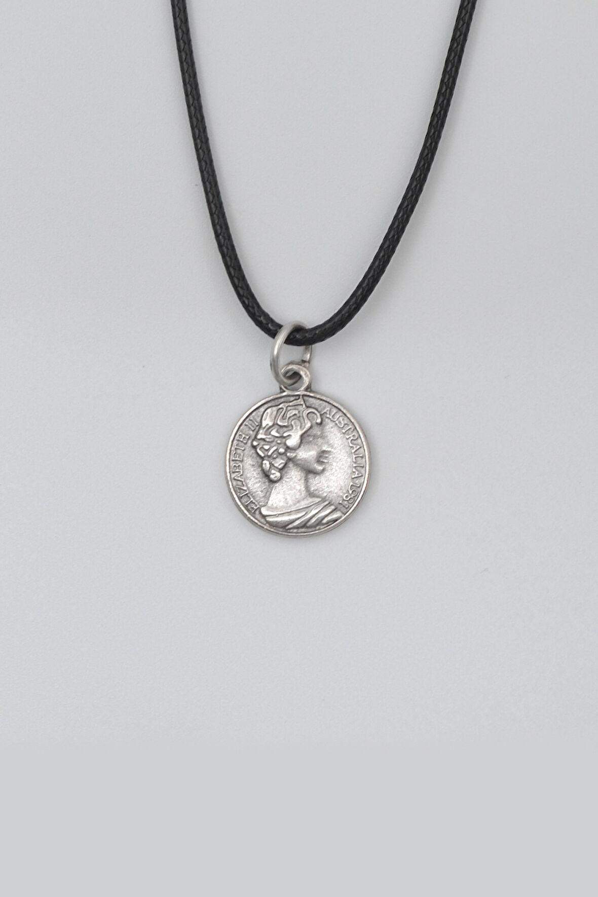 İngiliz Kraliçe II. Elizabeth Siyah Deri İp Kolye - Antik Gümüş Kaplama - Kadın Erkek - 60 cm