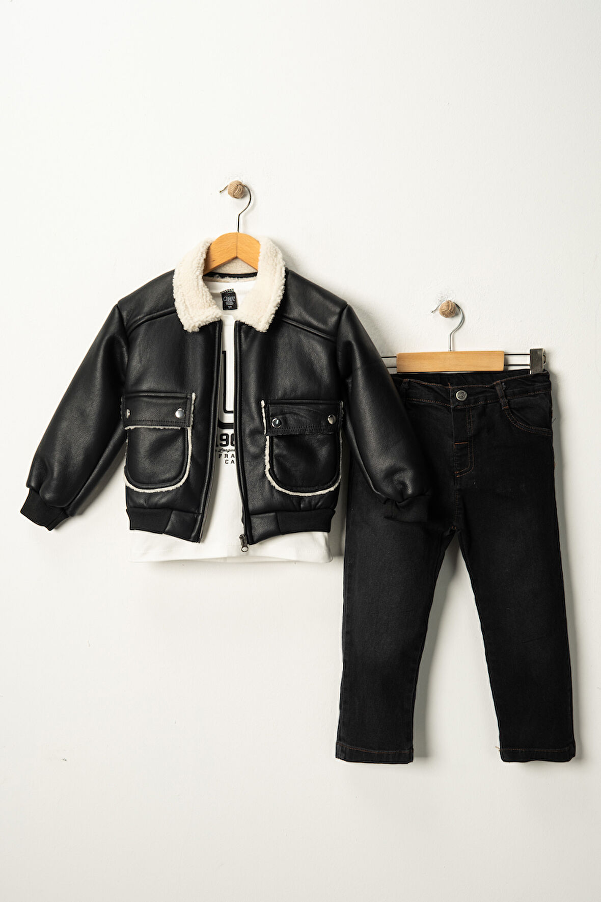 Erkek Çocuk Deri Ceketli Kot Pantolonlu Penyeli Üçlü Takım TKM.YY01