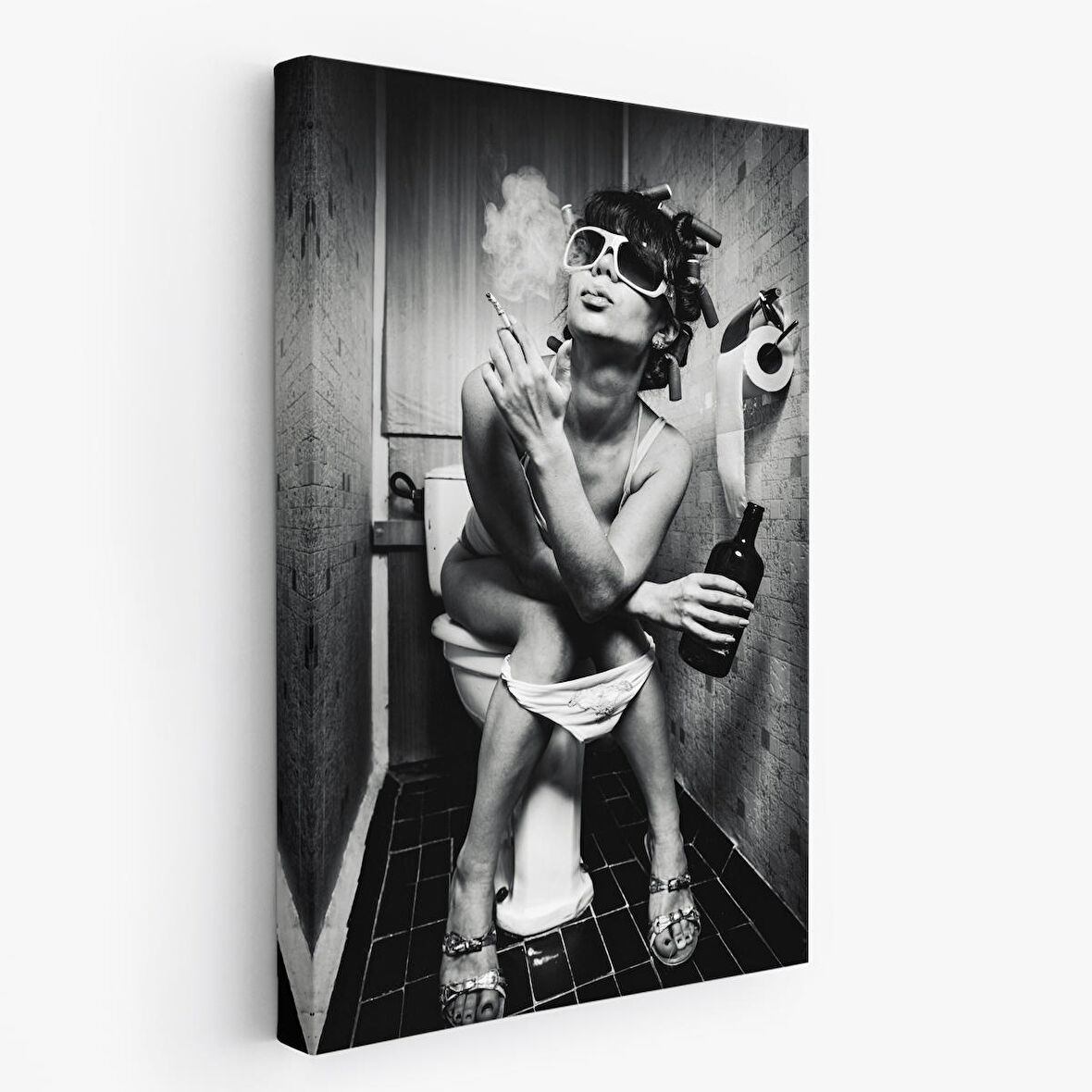 Tuvalette İçki ve Sıgara İçen Kadın Kanvas Tablo-5105