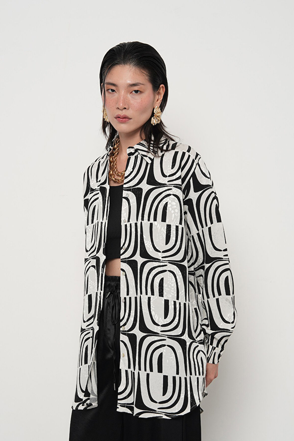 KADIN SİYAH-BEYAZ DESENLİ JAKARLI OVERSİZE GÖMLEK