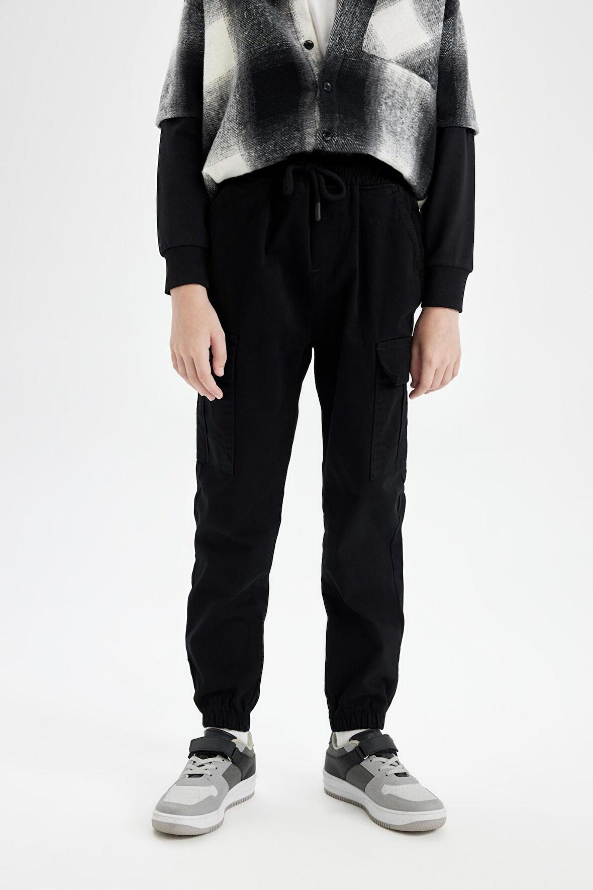 DeFacto Erkek Çocuk Kargo Cepli Beli Bağcıklı Lastikli Paça Cepli Siyah Jogger Gabardin Pantolon A9393A824AUBK81