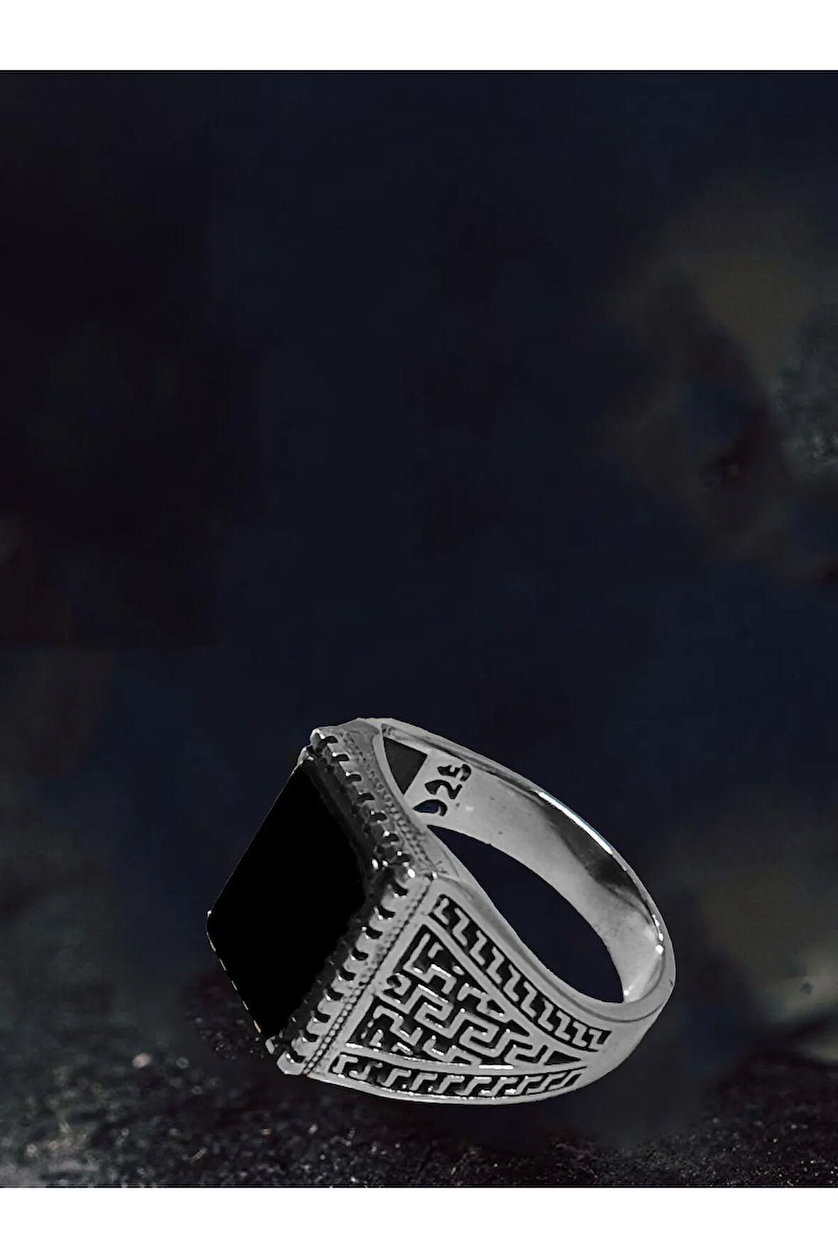 Erkek Gümüş Yüzük - Siyah Oniks Taşlı Yanları Grek Desen İşlemeli Erkek Yüzük