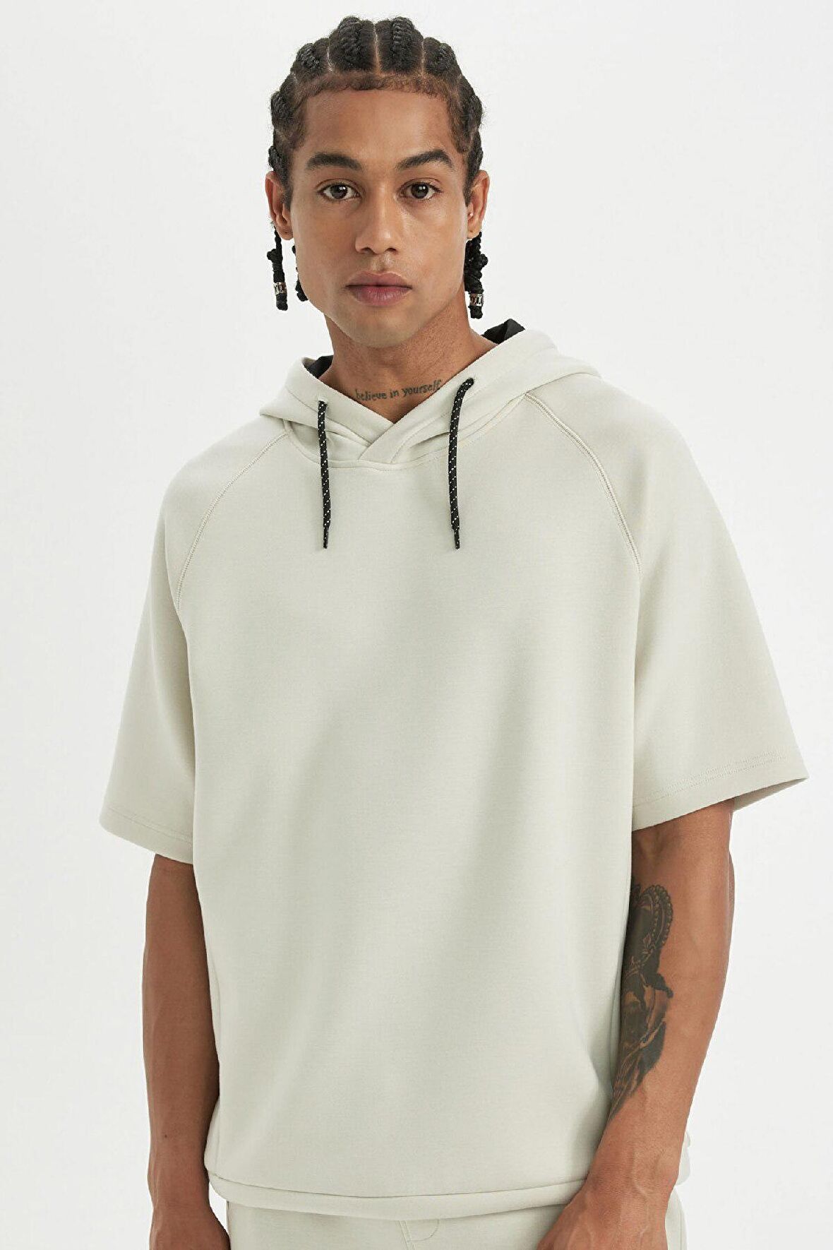 DeFactoFit Standart Fit Kapüşonlu Sporcu Kısa Kollu Skuba Dalgıç Kumaş Tişört C9496AX24AUBG721