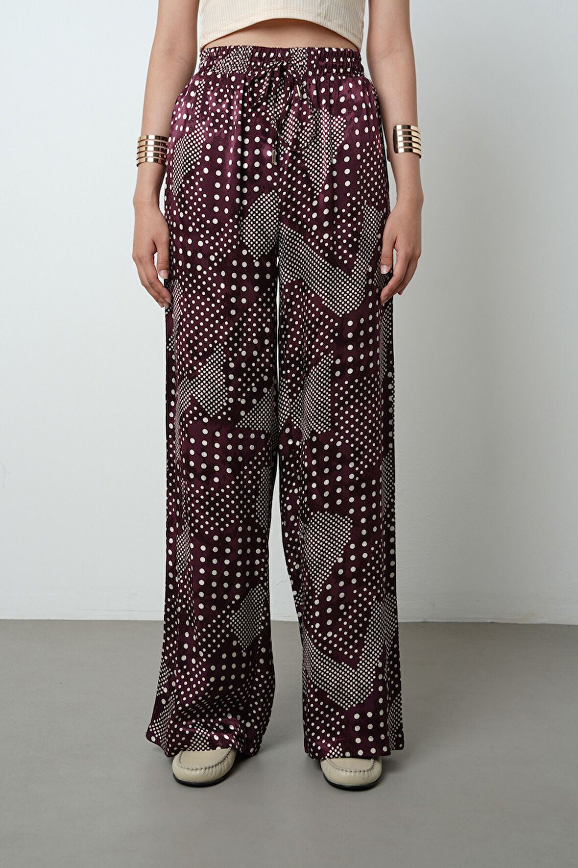 Kadın Bordo Renk Puantiye Desenli Bol Paça Beli Lastikli Pantolon