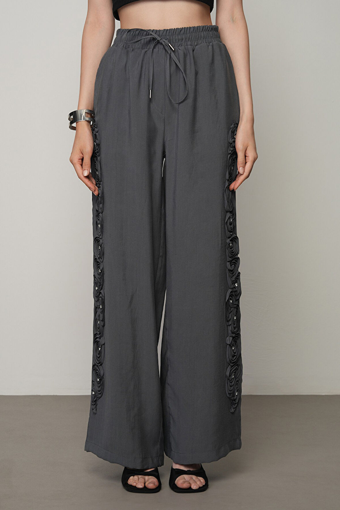 Kadın Şerit Gül Ve Taş Detaylı Düz Renk Beli Lastikli Bol Paça Pantolon