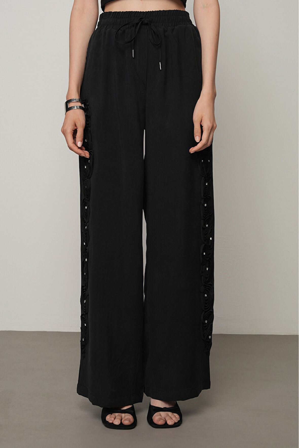 Kadın Şerit Gül Ve Taş Detaylı Düz Renk Beli Lastikli Bol Paça Pantolon