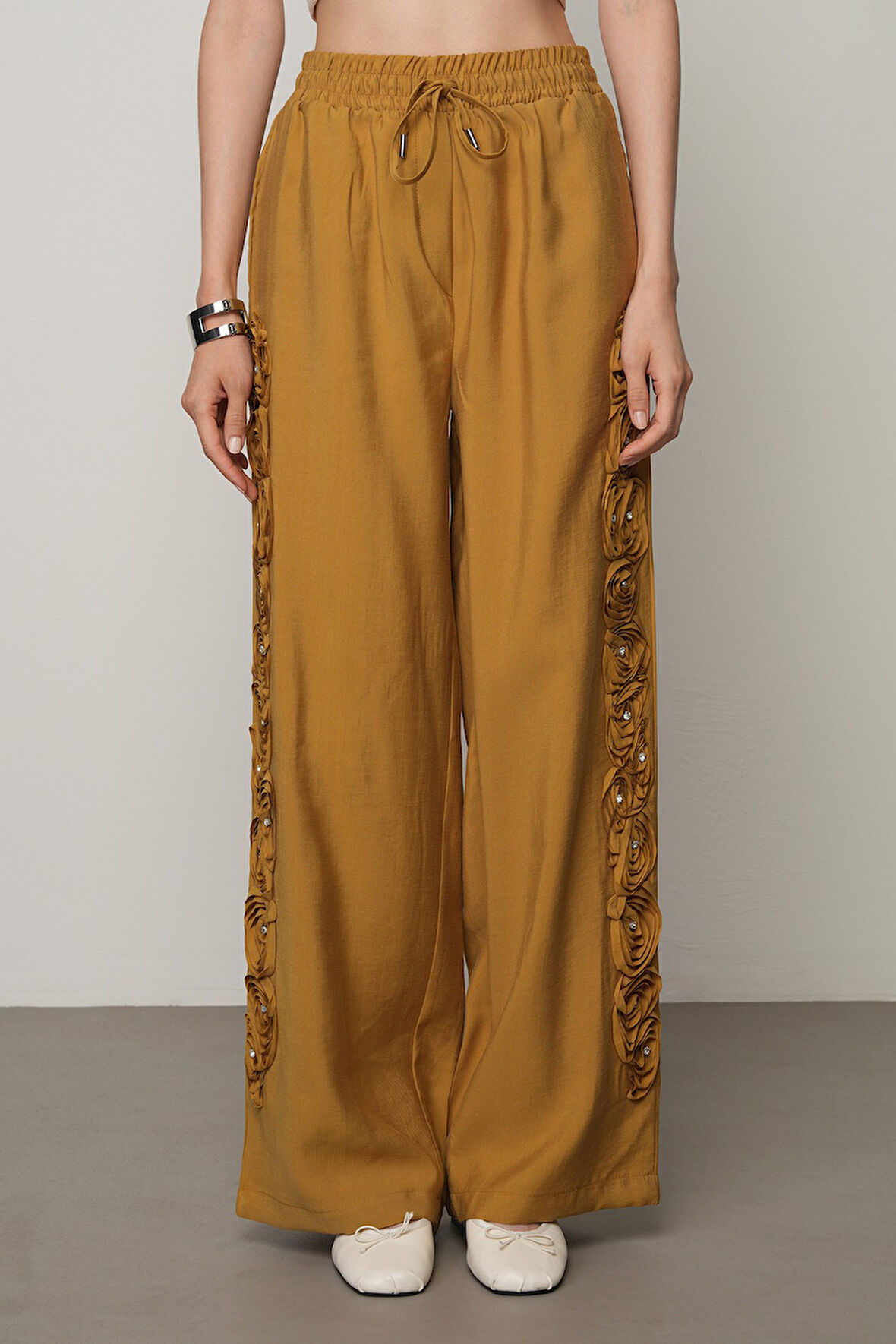 Kadın Şerit Gül Ve Taş Detaylı Düz Renk Beli Lastikli Bol Paça Pantolon