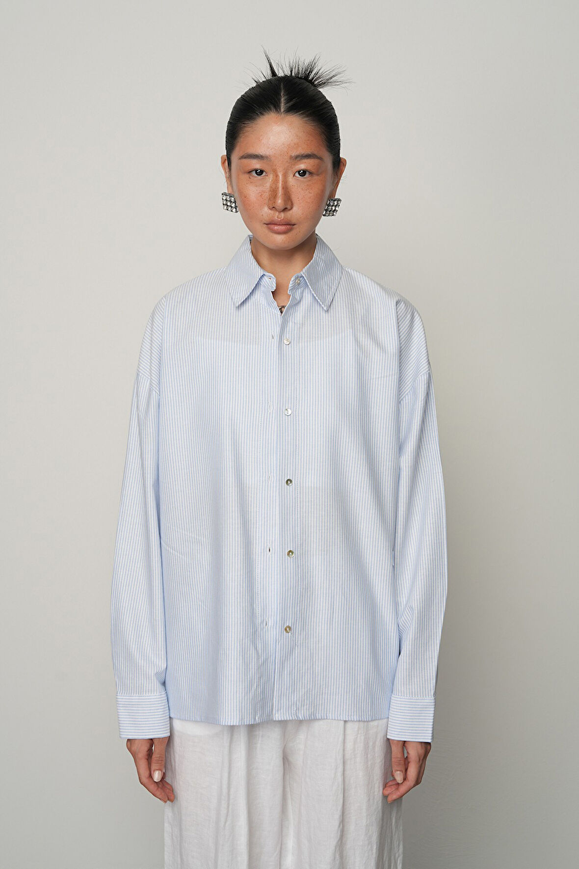 KADIN MAVİ ÇİZGİLİ DÜĞME DETAYLI GÖMLEK