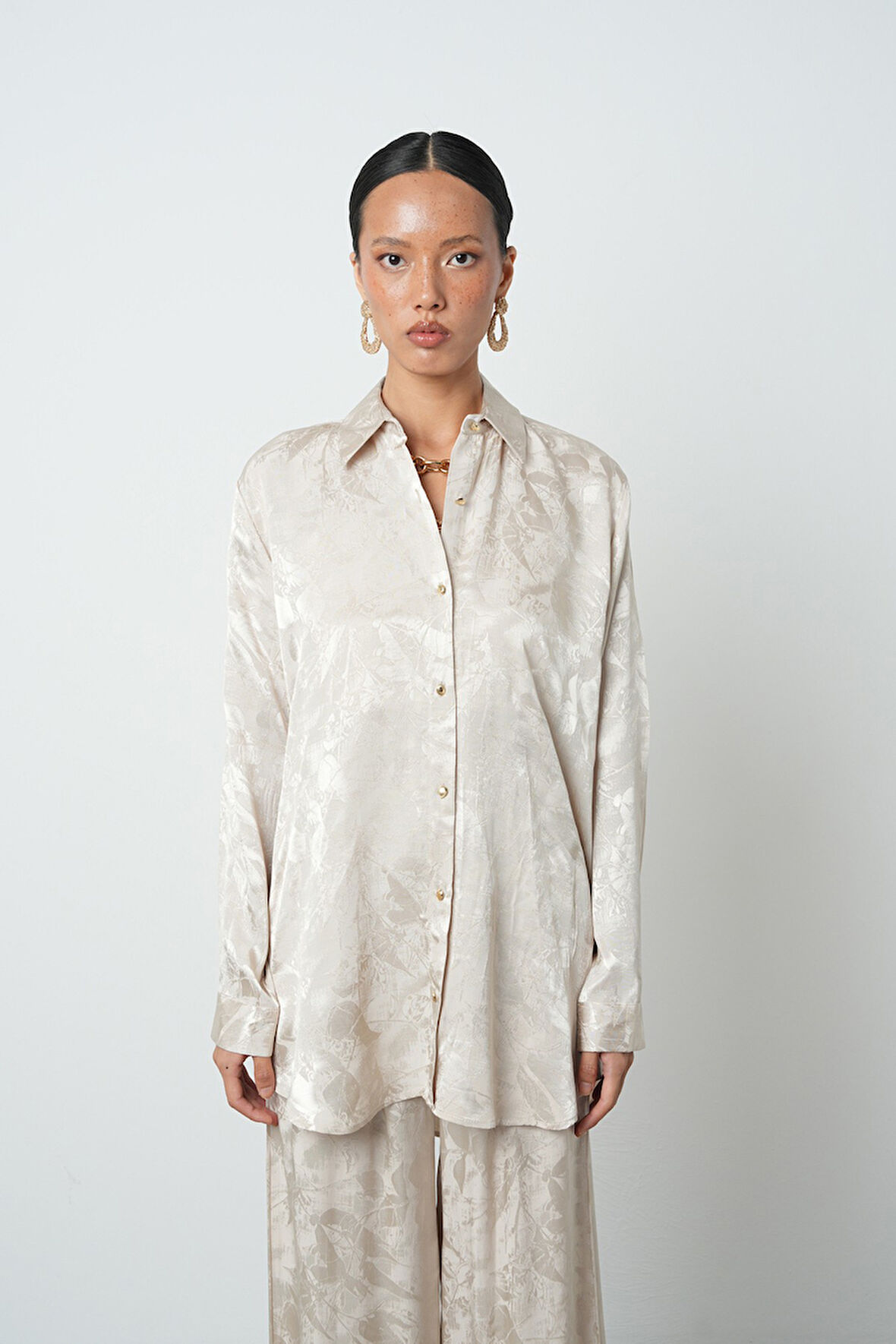 Kadın Bej Renk Çiçek Desenli Oversize Kesim Gömlek