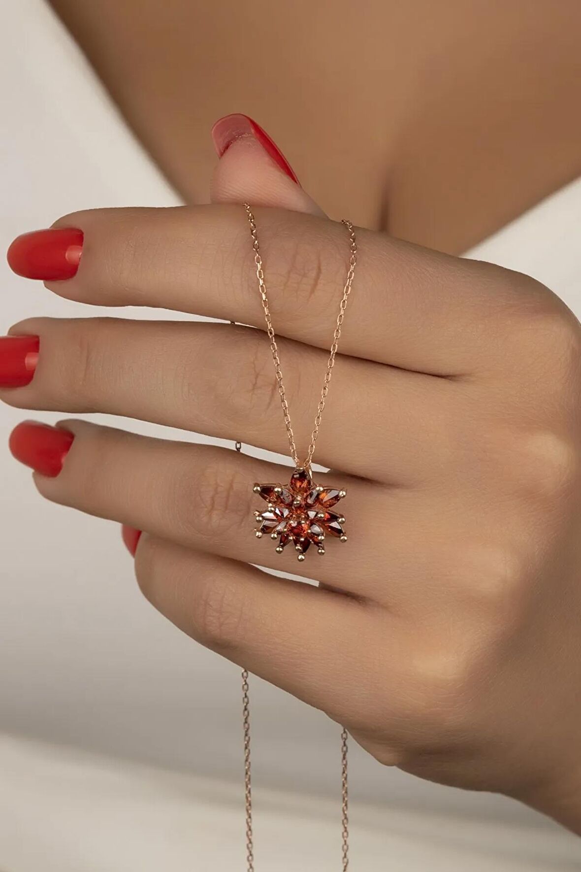 925 Ayar Gümüş 4 Katman Garnet Lotus Çiçeği Kolye