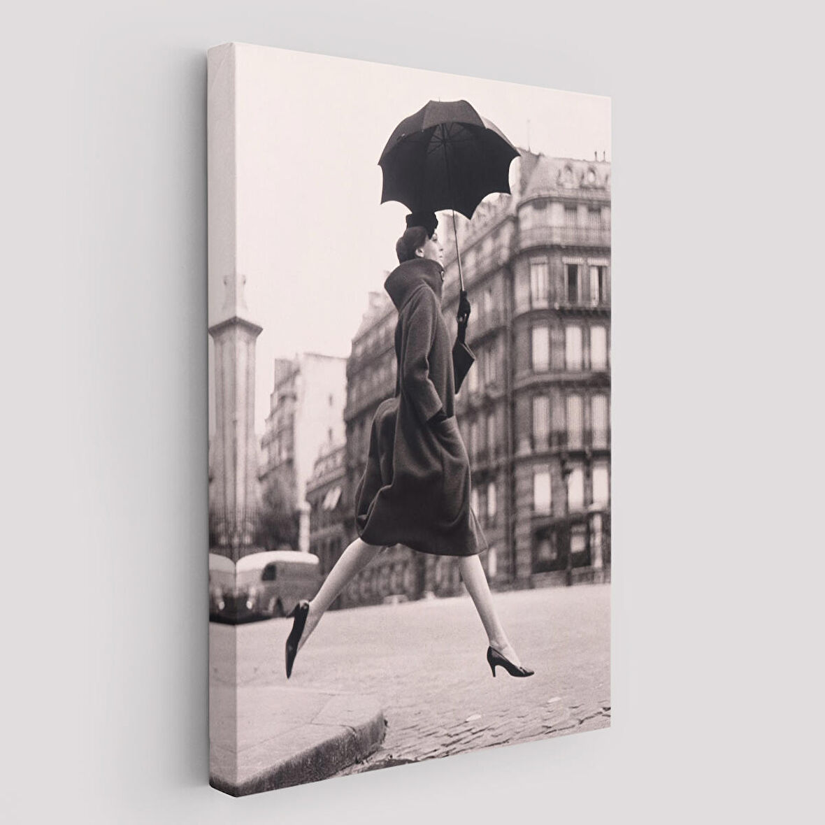 Carmen Sokakta Bir Su Birikintisinin Üzerinden Şemsiyeyle Atlıyor Kanvas Tablo-5286