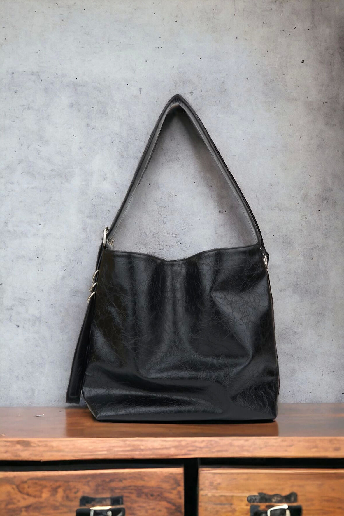 Shine Siyah Yan Metal Detaylı Kırışık Desen Shopper Omuz Çantası