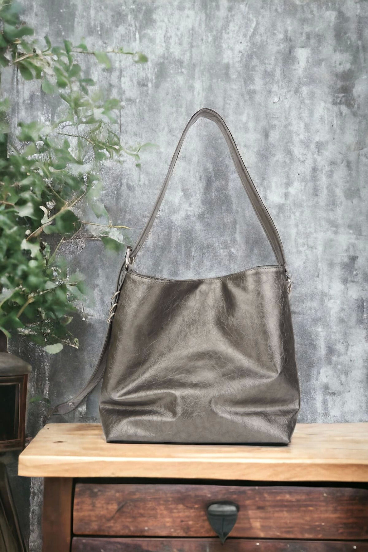 Shine Antrasit Yan Metal Detaylı Kırışık Desen Shopper Omuz Çantası