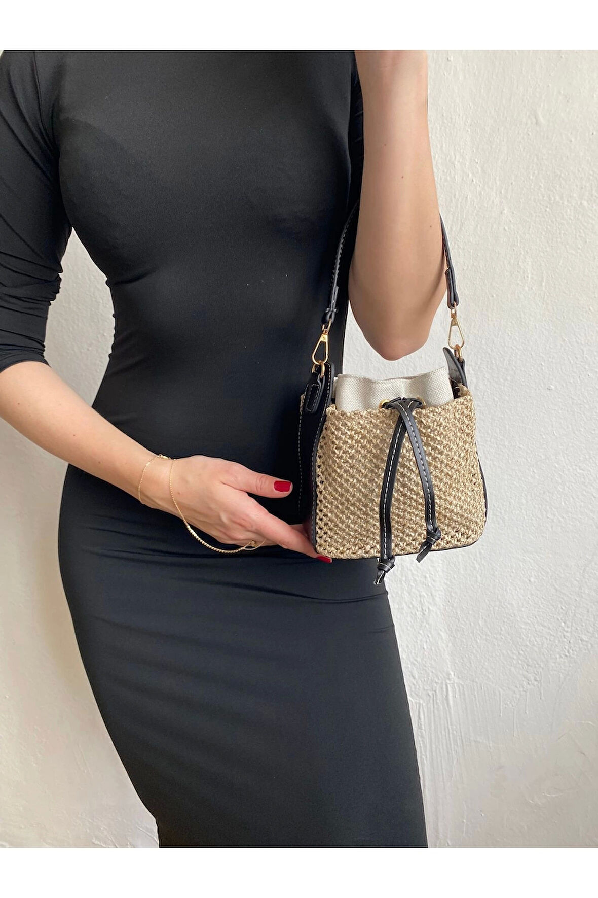 Maria Hasır Siyah Büzgü Kapama Kova Model Mini Kadın Omuz Çantası