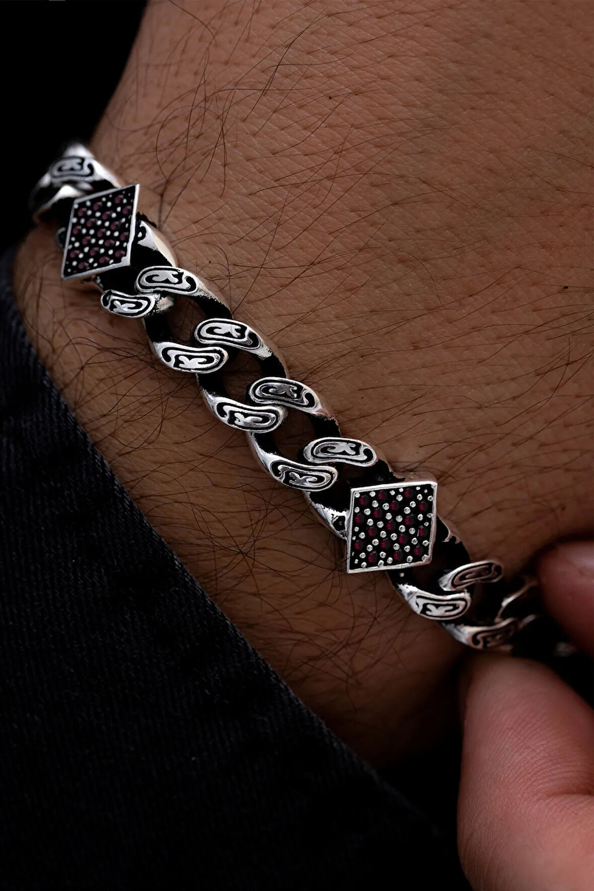 Erkek Gümüş Bileklik - Kırmızı Zirkon Taşlı Geometrik Şekilli Oksitli Gurmet Model 5 Gümüş Bileklik