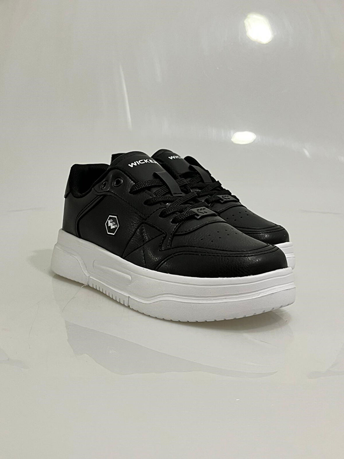 2933 Wickers Siyah-Beyaz Cilt Bağcıklı kadin Spor Ayakkabısı