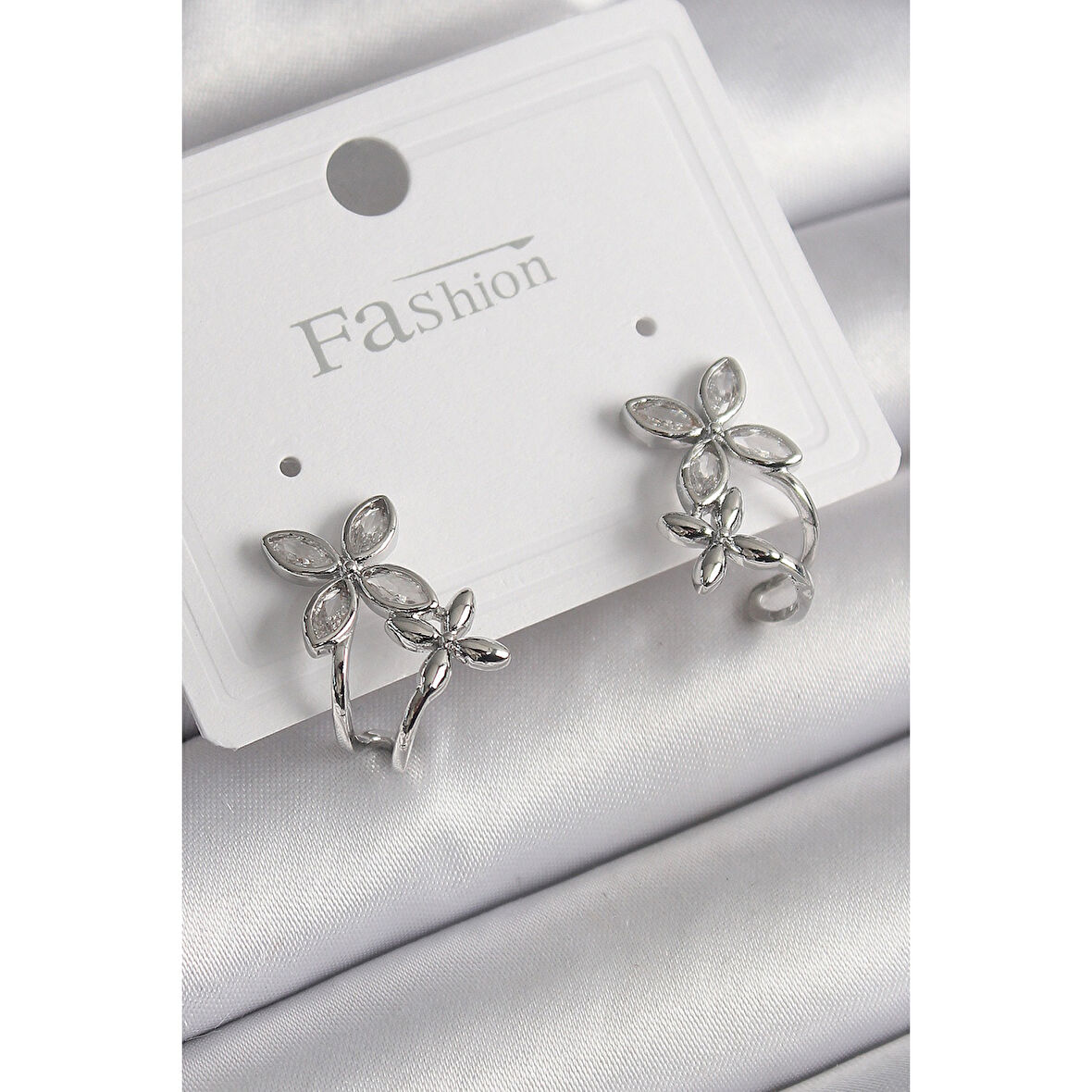 Pirinç Gümüş Renk Zirkon Taşlı 2'Li Çiçek Model Kadın Küpe