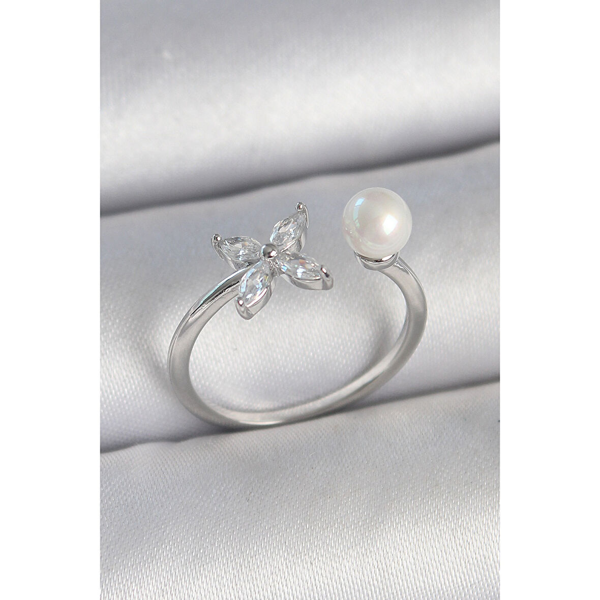 Pirinç Gümüş Renk Zirkon Taşlı Çiçek Model İnci Detay Ayarlanabilir Kadın Yüzük