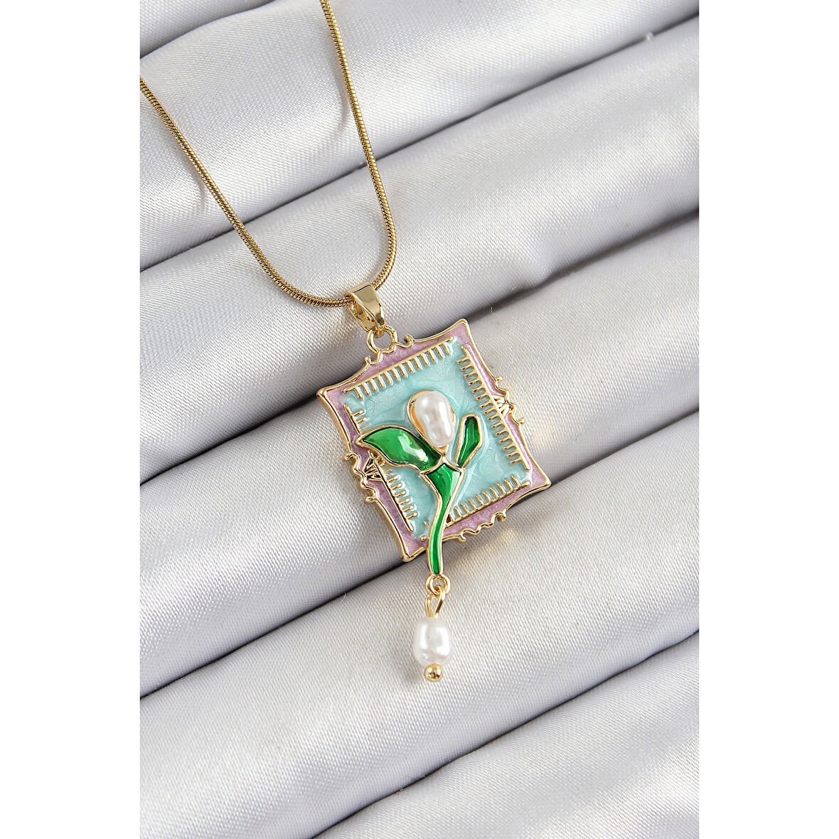 316L Çelik Zincir Turkuaz Sanatsal Portre Sallantılı İnci Detaylı Lale Model Gold Renk Kadın Kolye