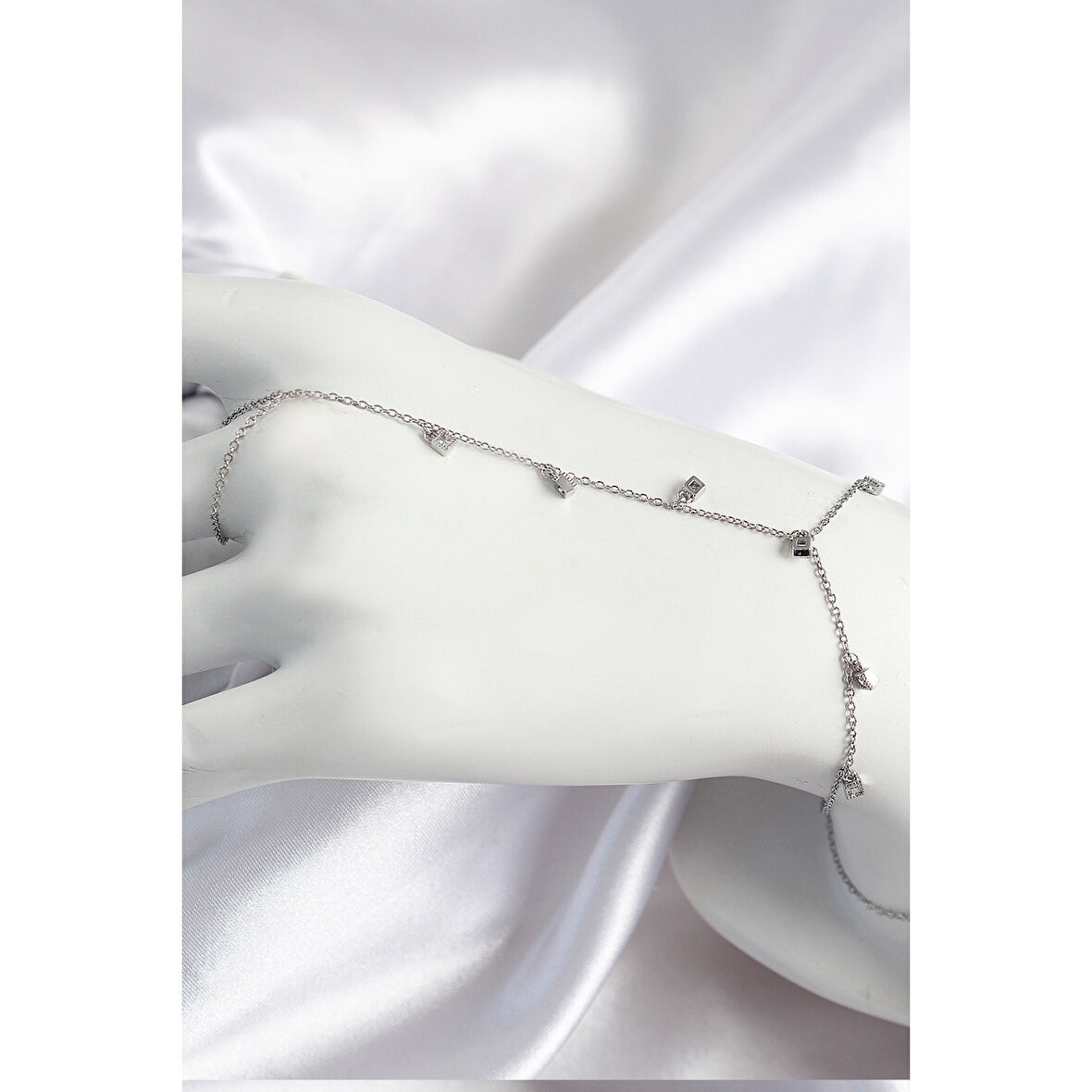 Pirinç Zirkon Taşlı Sallantılı Model Gümüş Renk Kadın Şahmeran