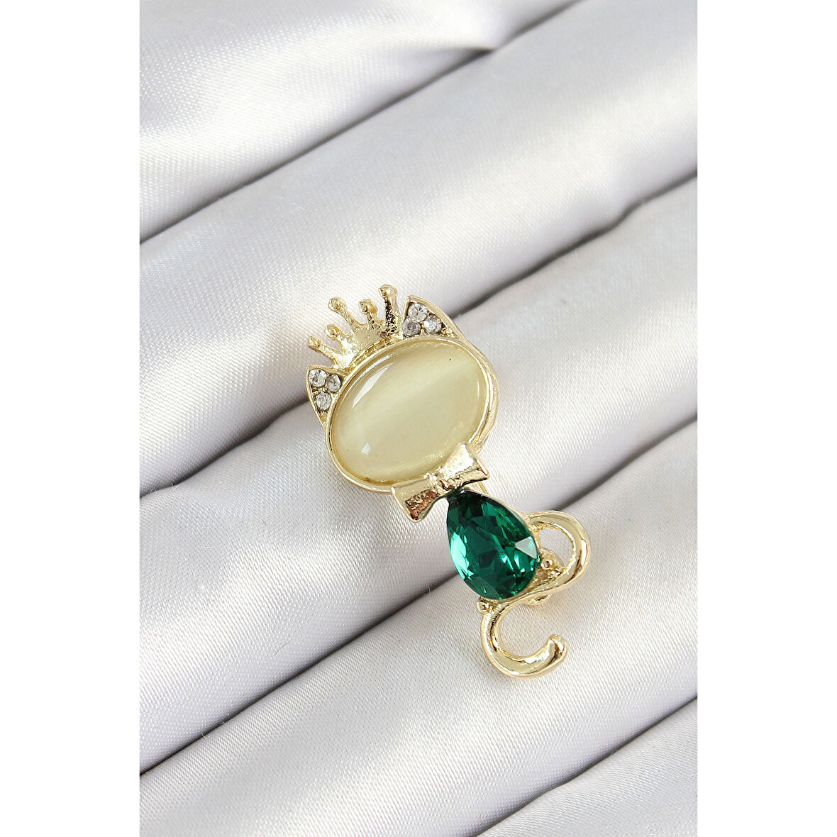 Yeşil Damla Zirkon Taşlı Kraliçe Taçlı Kedi Figürlü Gold Renk Kadın Broş