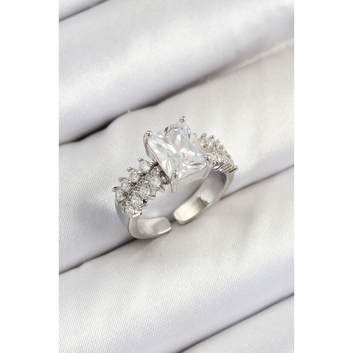 Pirinç  Büyük Zirkon Taşlı Model Gümüş Renk Kadın Yüzük