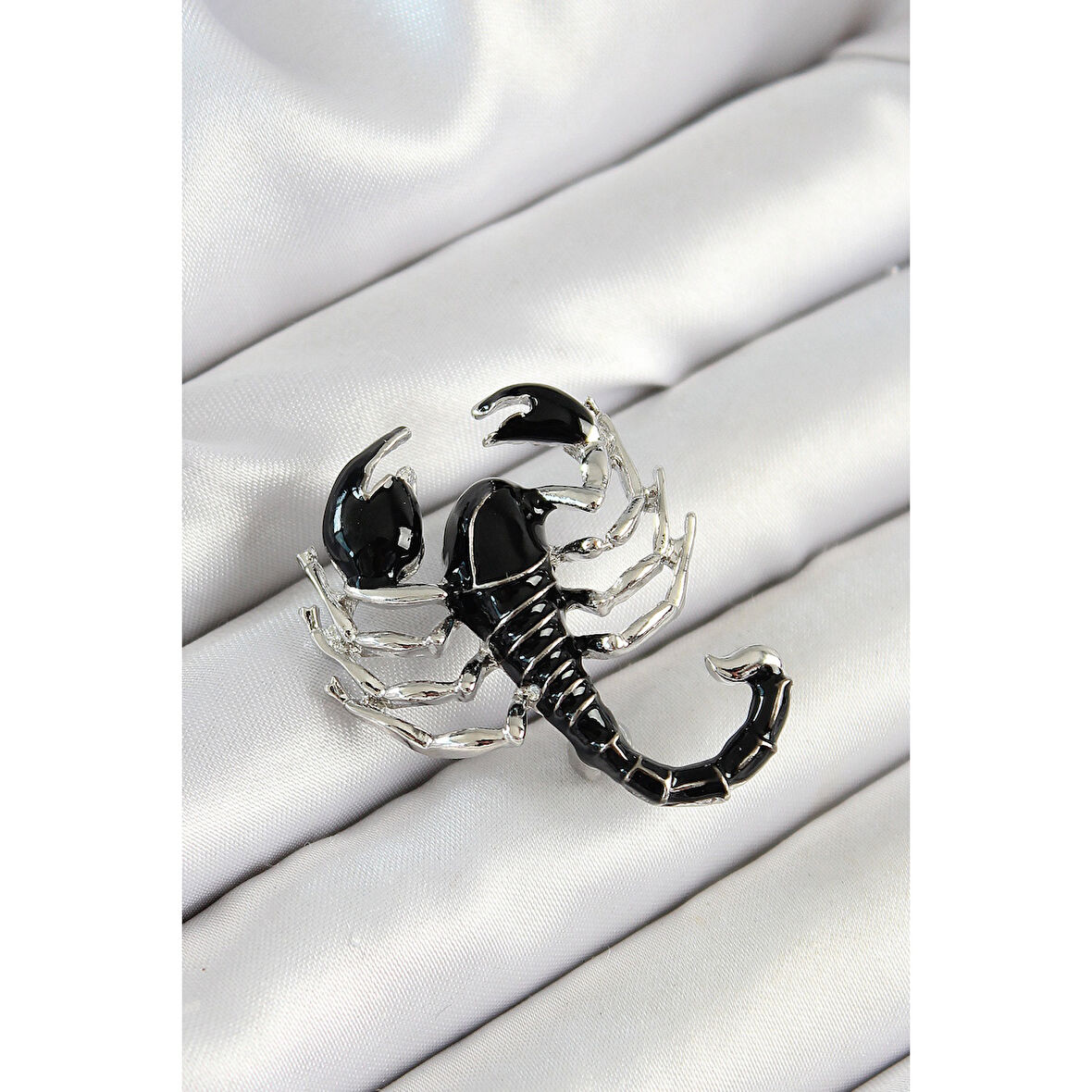 3D Siyah Akrep Figürlü Gümüş Renk Kadın Broş