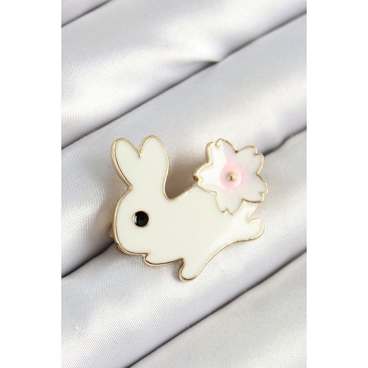 Mineli Çiçek Detaylı Krem Tavşan Figürlü Gold Renk Kadın Broş