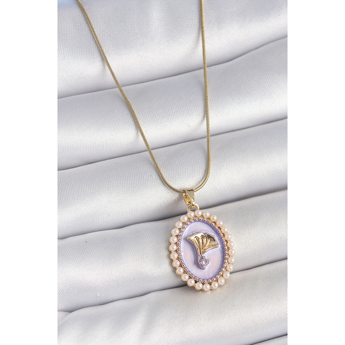 316L Çelik Gold Renk Zincir Mor Mineli İncili Zirkon Taşlı Çiçek İşlemeli Portre Model Kadın Kolye