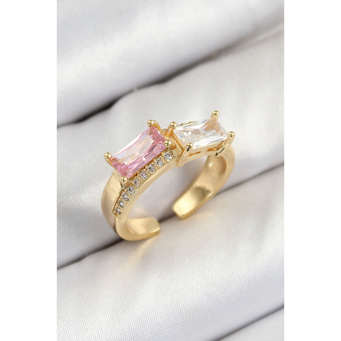 Pirinç Zirkon Taşlı Dikdörtgen Model Gold Renk Kadın Yüzük