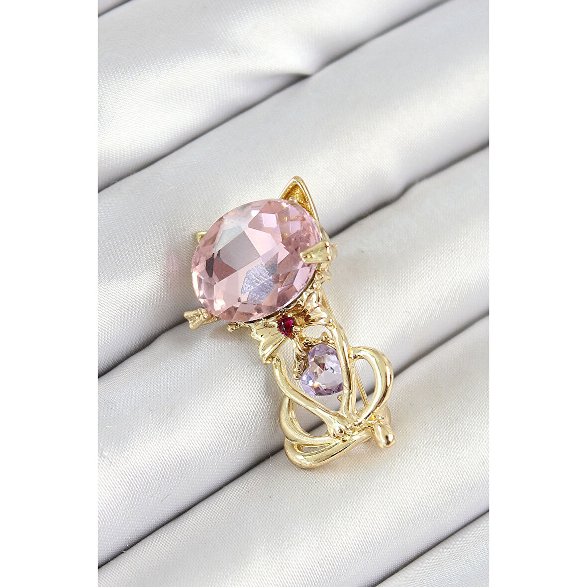 Pembe Zirkon Taşlı Kap Detaylı Kedi Figürlü Gold Renk Kadın Broş