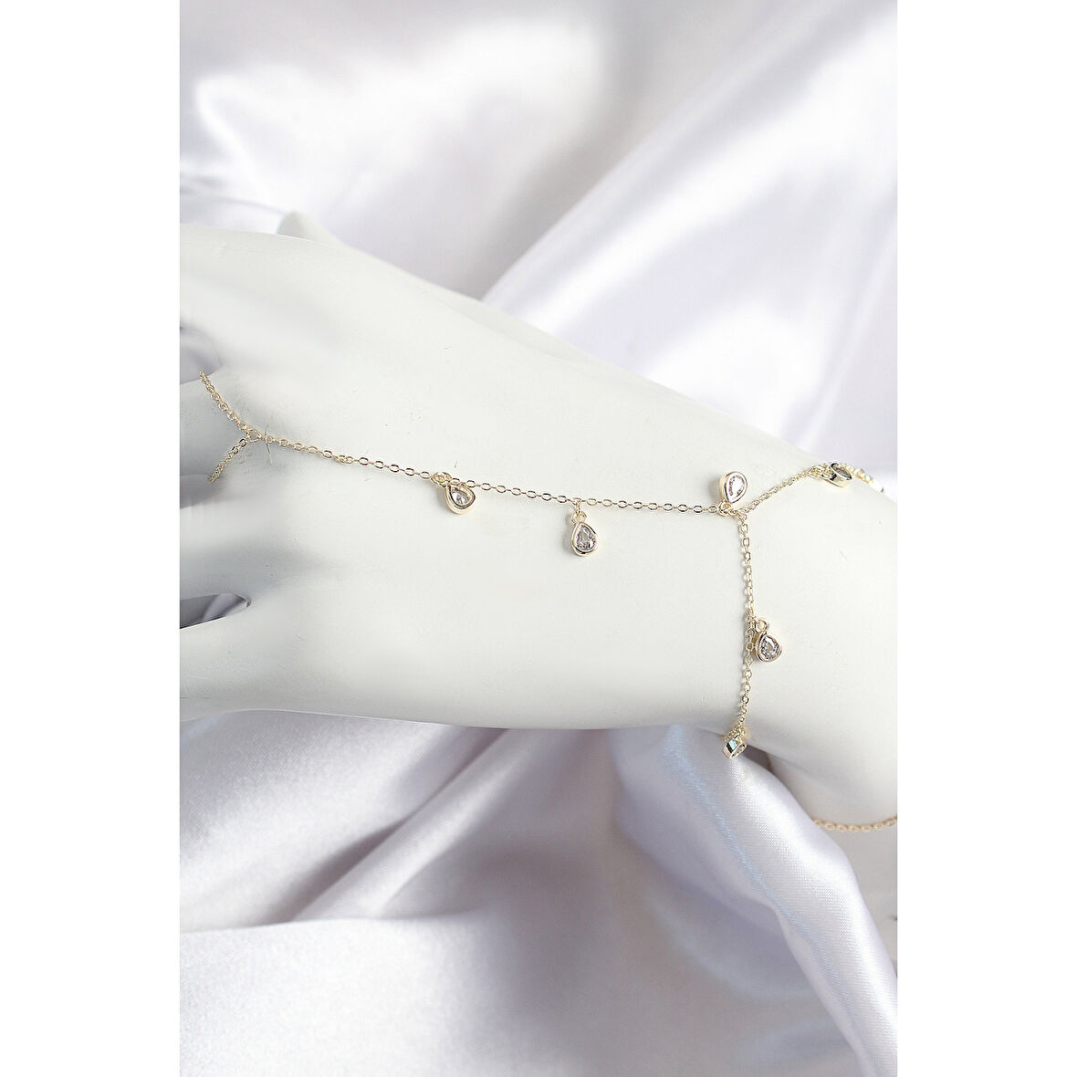 Pirinç Zirkon Taşlı Sallantılı Damla Model Gold Renk Kadın Şahmeran