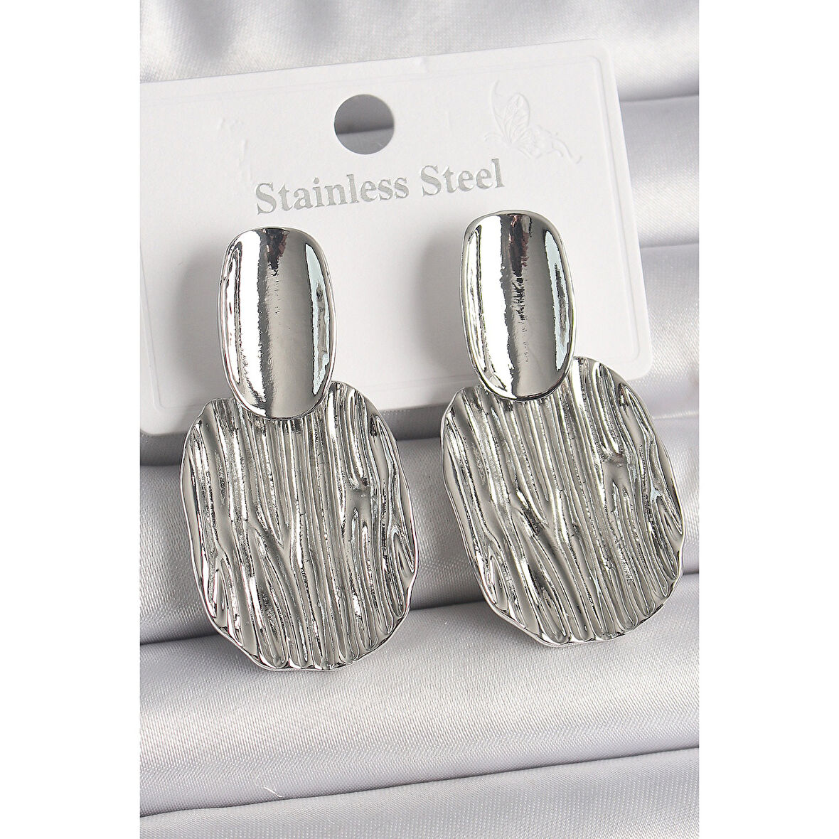 Pirinç Gümüş Renk İşlemeli Kare Plaka Model Kadın Küpe