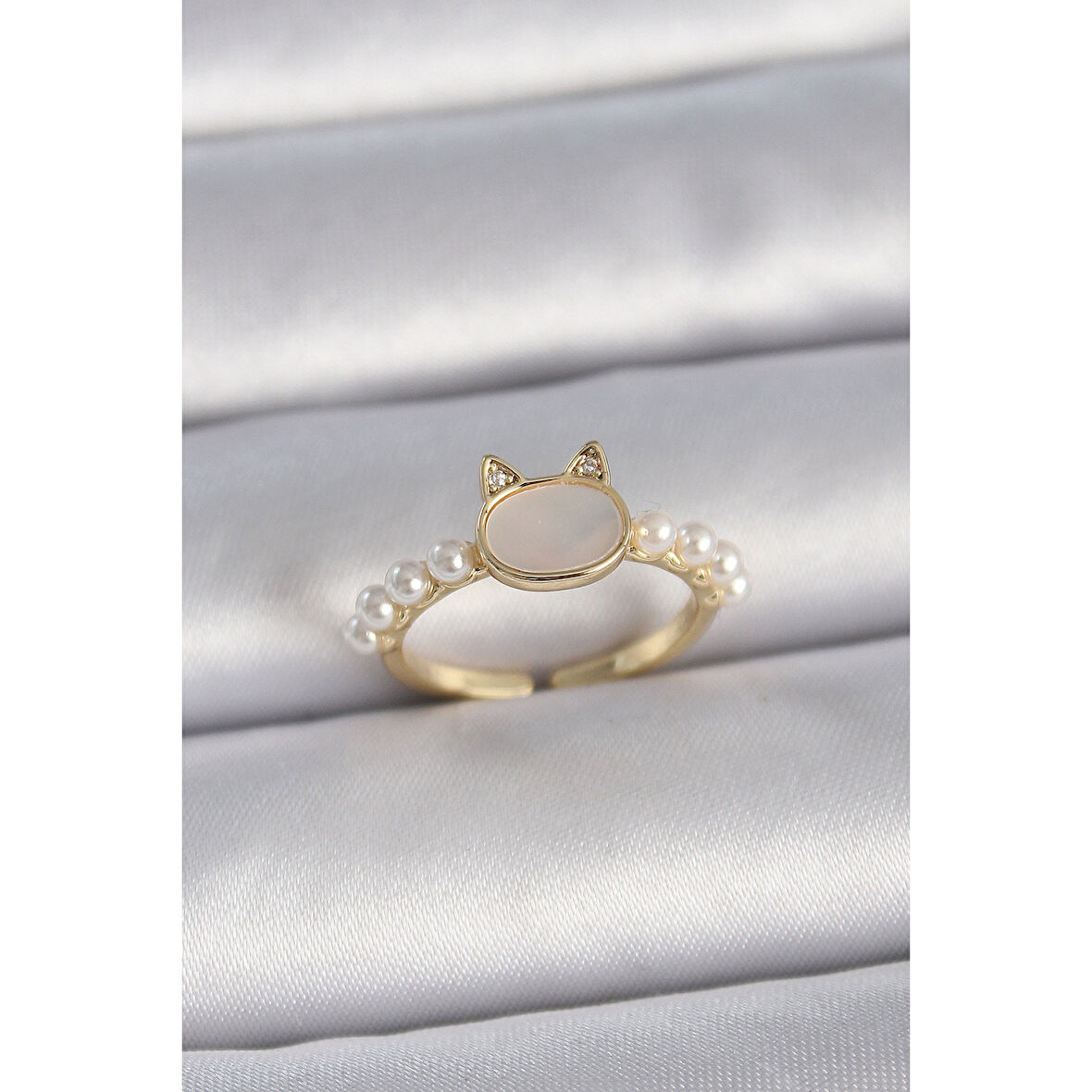 Pirinç Gold Renk Ayarlanabilir Beyaz Mineli Kedi Model İnci Detay Kadın Yüzük