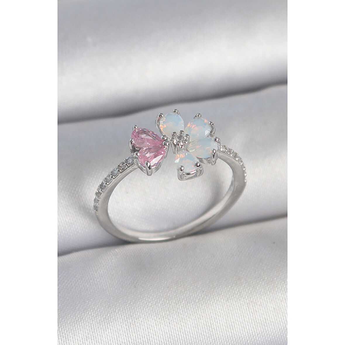 Pirinç Gümüş Renk Beyaz Mineli Pembe Zirkon Taşlı Çiçek Model Kadın Yüzük