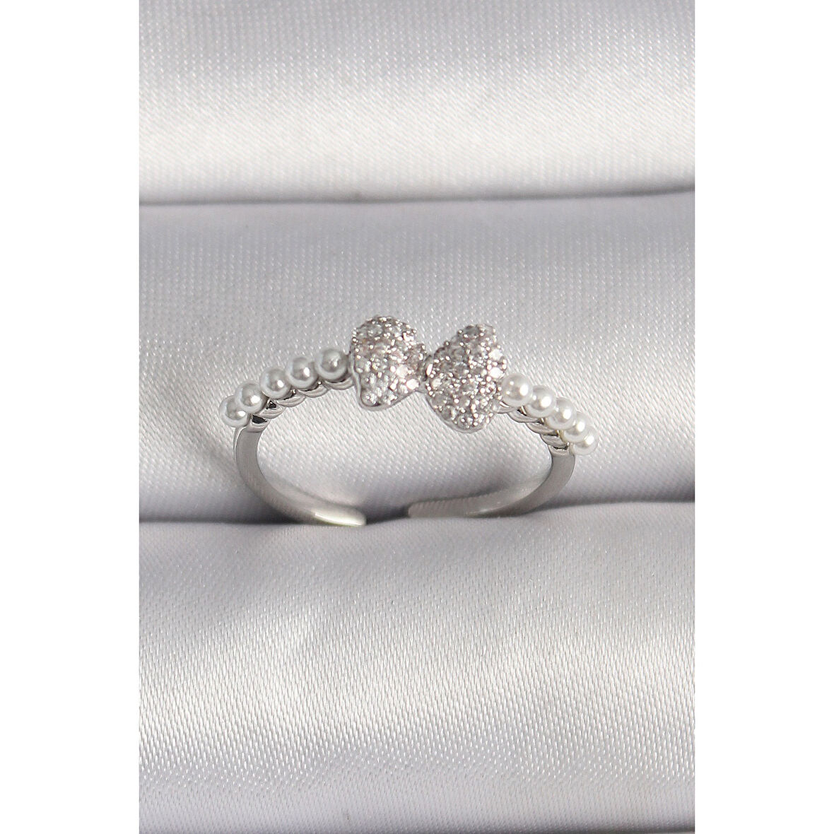 Pirinç Gümüş Renk Zirkon Taşlı Fiyonk İnci Detay Ayarlanabilir Yüzük