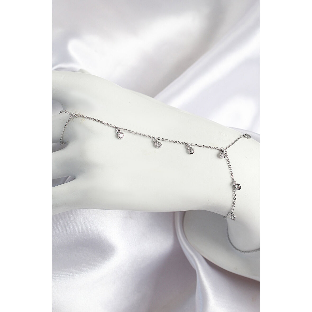 Pirinç Zirkon Taşlı Sallantılı Model Gümüş Renk Kadın Şahmeran