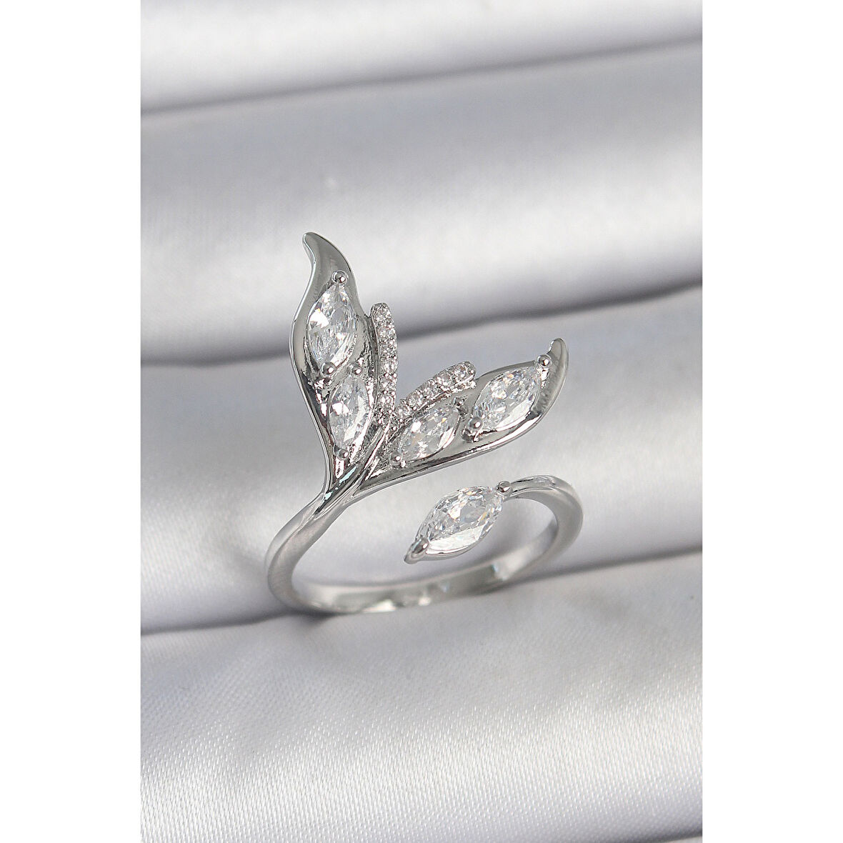 Pirinç Gümüş Renk Zirkon Taşlı Balık Kuyruğu Model Ayarlanabilir Kadın Yüzük