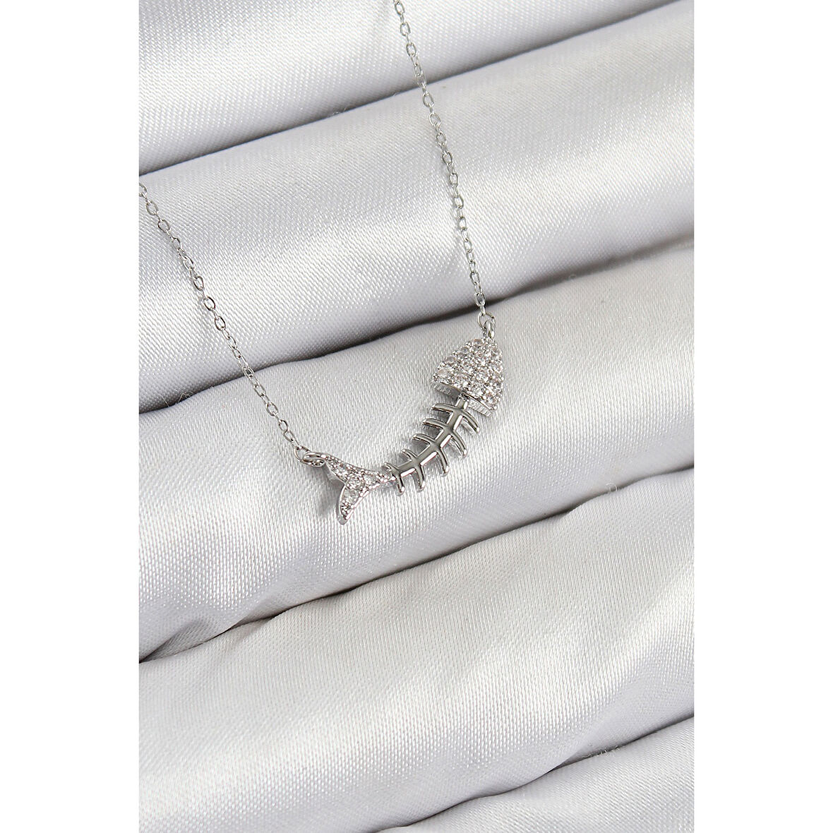 Pirinç Zirkon Taşlı Balık Kılçığı Model Gümüş Renk Kadın Kolye