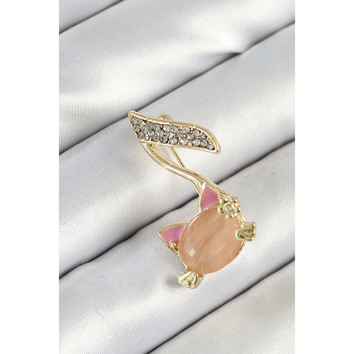 Zirkon Taşlı 3D Kedi Detaylı Nota Figürlü Gold Renk Kadın Broş