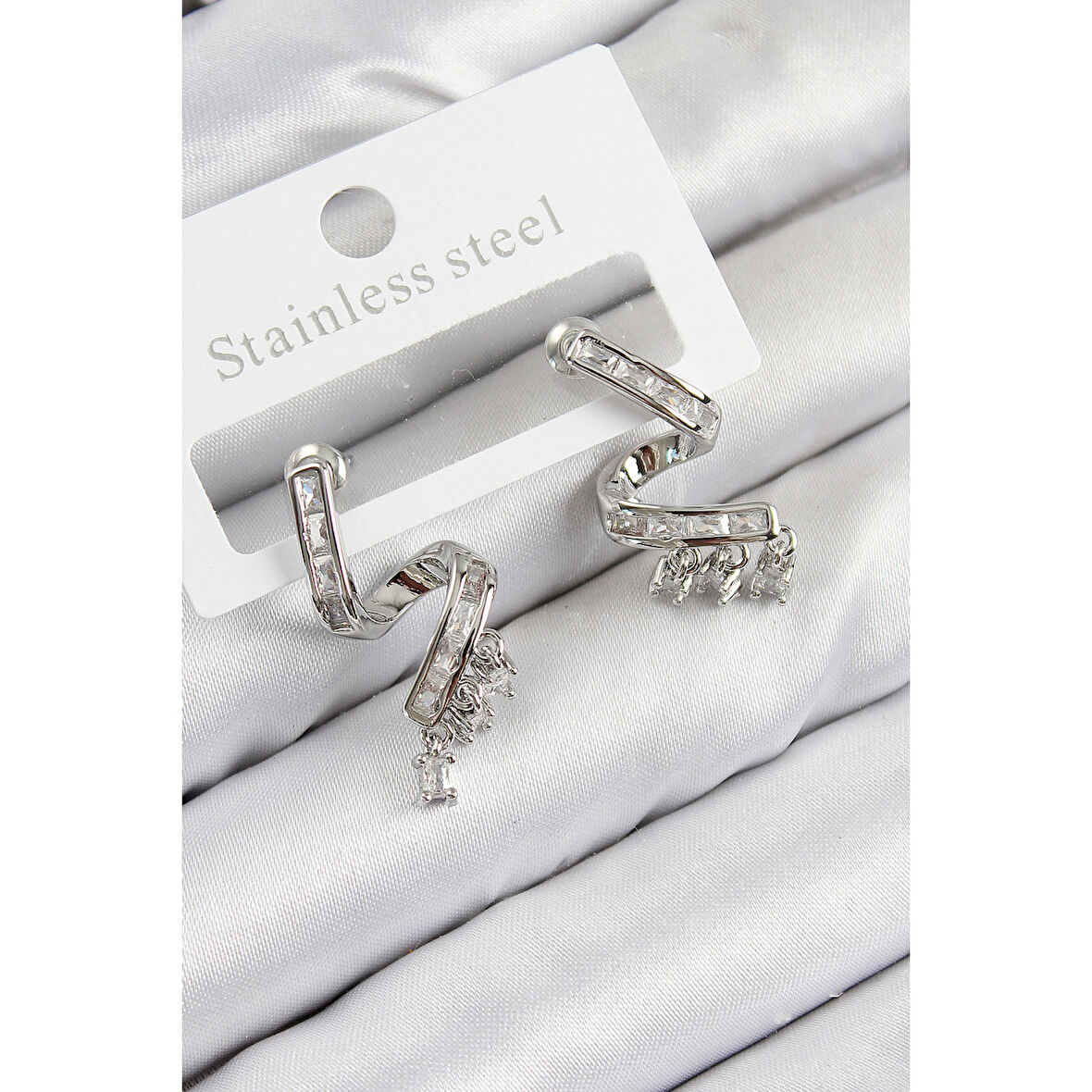 Pirinç Zirkon Taşlı Kıvrımlı Model Gümüş Renk Kadın Küpe